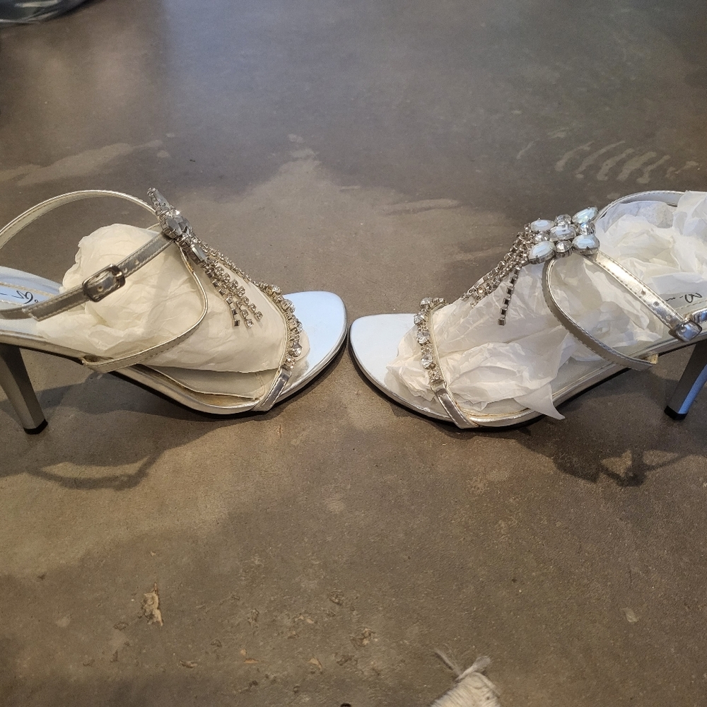 Silver heels - Picture 2 of 5